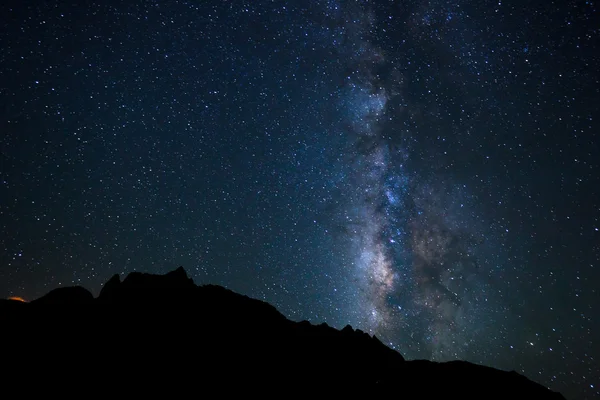 夜晚的天空，明亮恒星和银河系 — 图库照片