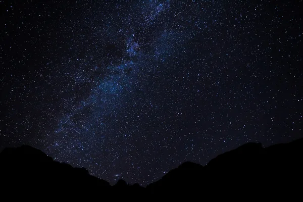 Samanyolu gece gökyüzünde yıldızlar — Stok fotoğraf