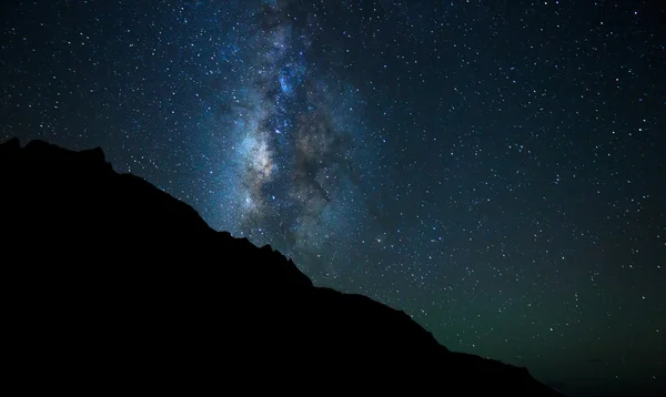 Gece gökyüzü, parlak yıldızlar ve Samanyolu — Stok fotoğraf