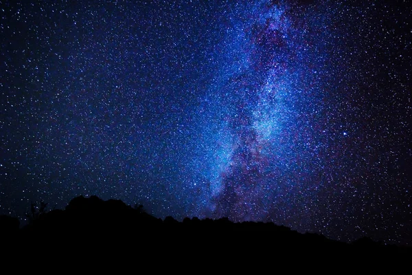 Samanyolu gece gökyüzünde yıldızlar — Stok fotoğraf