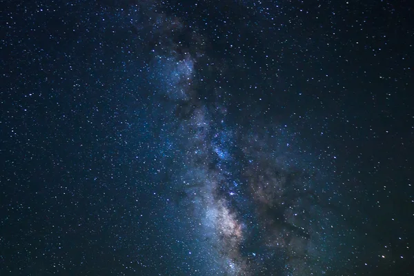 Céu noturno, estrelas brilhantes e galáxia Via Láctea — Fotografia de Stock