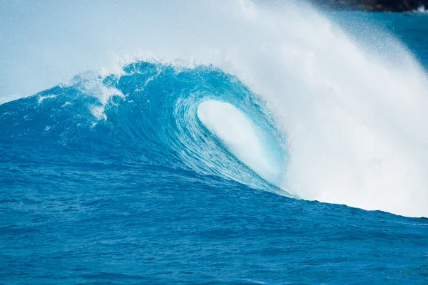 Schöne blaue Ozeanwelle — Stockfoto