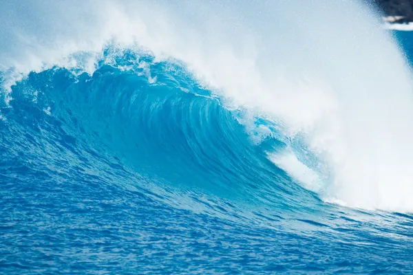Красива блакитна океанічна хвиля — стокове фото