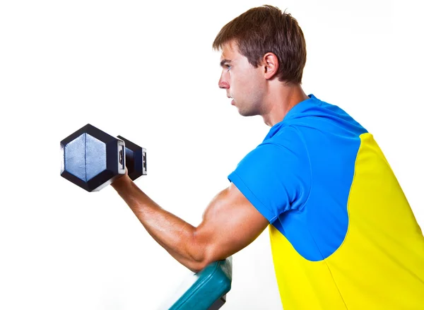 Atletisk man lyfta vikter i gymmet — Stockfoto