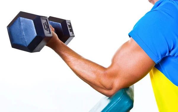 L'homme athlétique soulevant des poids dans la salle de gym — Photo