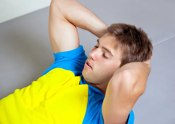 L'homme athlétique soulevant des poids dans la salle de gym — Photo