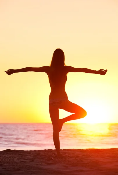 Silhouette d'une belle femme de Yoga au coucher du soleil — Photo