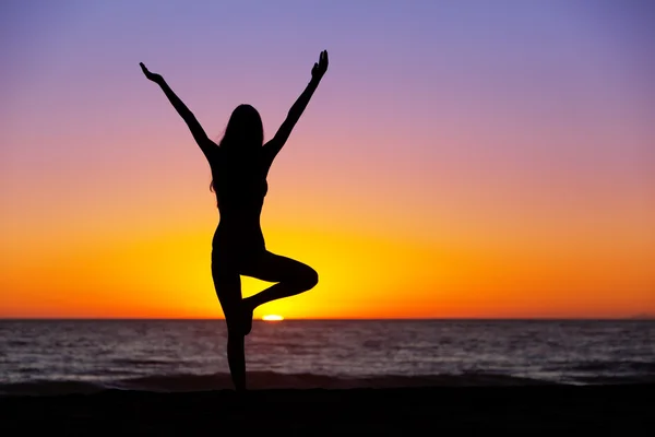 Sziluett naplementekor szép jóga nő — Stock Fotó
