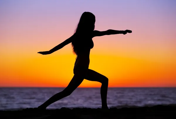 Silueta de una hermosa mujer Yoga al atardecer — Foto de Stock