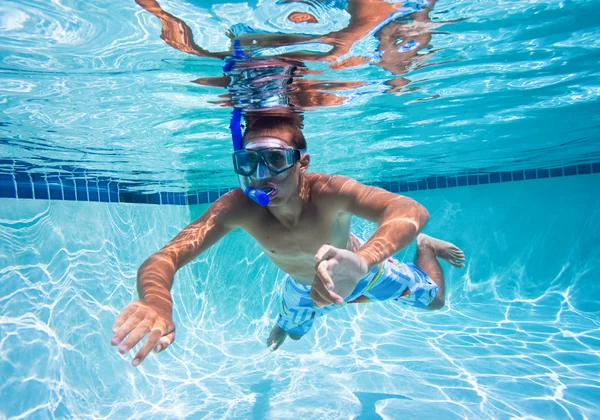 年轻人在水下游泳池游泳 — 图库照片