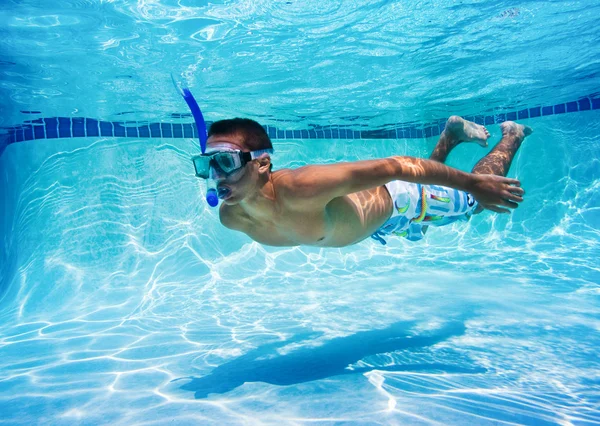 Hombre joven nadando en la piscina submarina — Foto de Stock