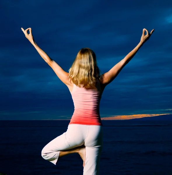 Gün batımında güzel yoga kadın silüeti — Stok fotoğraf