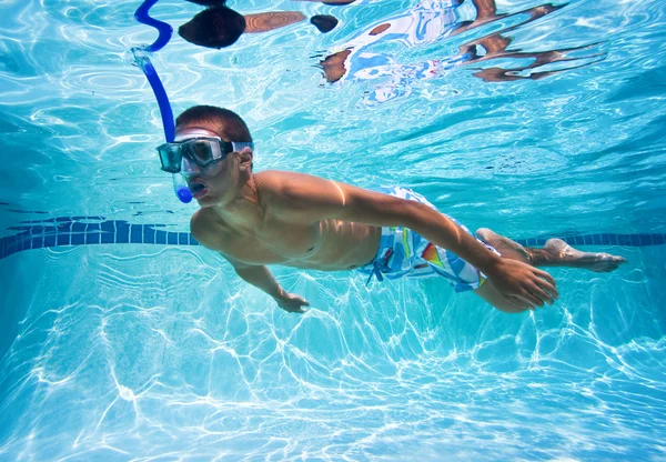 Mladý muž, koupání v bazénu pod vodou — Stock fotografie