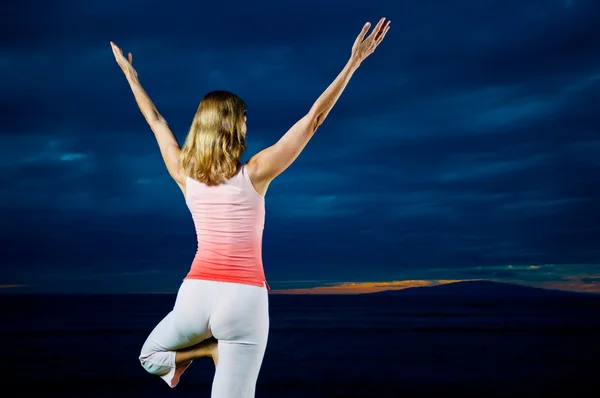 Silhouette di una bella donna Yoga al tramonto — Foto Stock