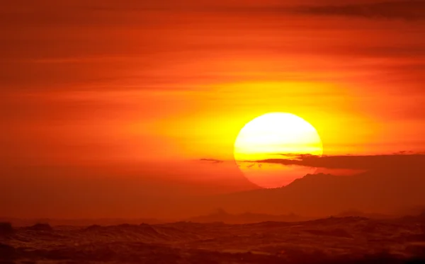 Dramatické zářivé slunce na Havaji — Stock fotografie
