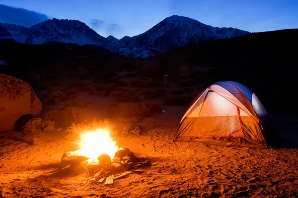 Dağlarda kamp ateşi — Stok fotoğraf