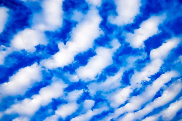 Білі кумульські хмари і блакитне небо — стокове фото
