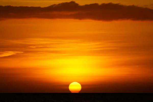 Dramatic Vibrant Sunset на Гавайях — стоковое фото