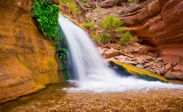 Piękny wodospad pustyni — Zdjęcie stockowe