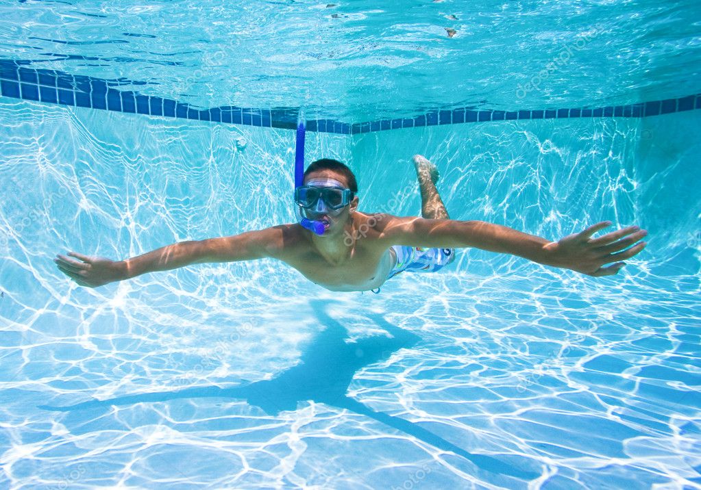 プール水中で泳いでいる若い男 ストック写真 C Epicstockmedia