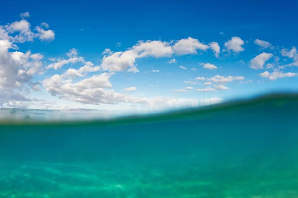 Ocean lub tropikalny pod wodą z nieba — Zdjęcie stockowe