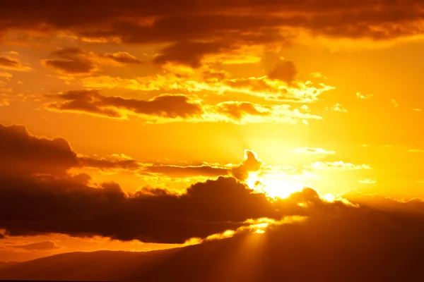 Χρυσή σύννεφα στο ηλιοβασίλεμα — Φωτογραφία Αρχείου