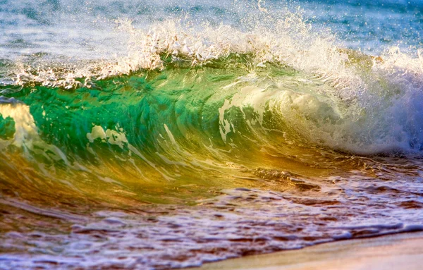 日没で海の波を速報 — ストック写真