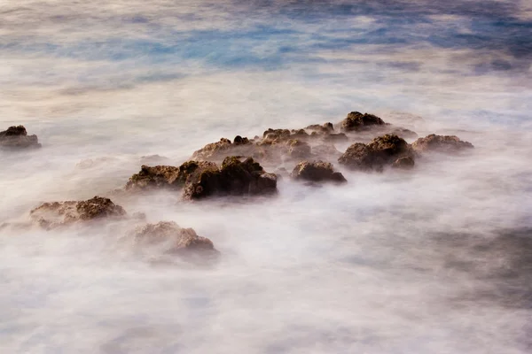 日の出、長い露出、ぼかし水の海 — ストック写真