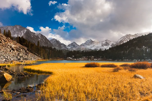 Muhteşem manzara, güzel dağ günbatımı — Stok fotoğraf