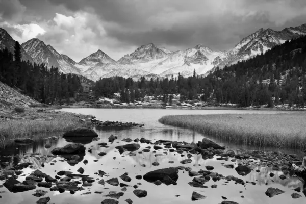 Paysage dramatique, Montagne en noir et blanc — Photo