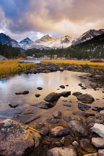 Paesaggio incredibile, Tramonto di montagna bello — Foto Stock