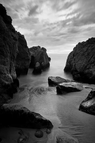 Bel paesaggio marino, oceano e rocce al tramonto, in bianco e nero I — Foto Stock