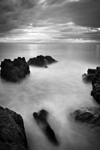 美丽海景、 海洋和岩石在日落的黑色和白色的我 — 图库照片