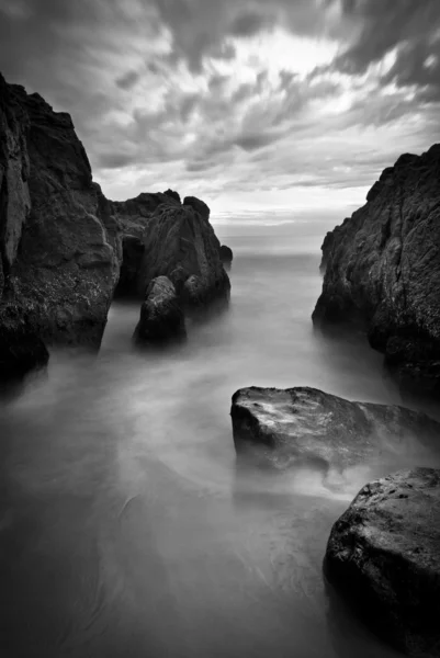 Güzel deniz manzarası, okyanus ve kayalar gün batımında, siyah ve beyaz ben — Stok fotoğraf