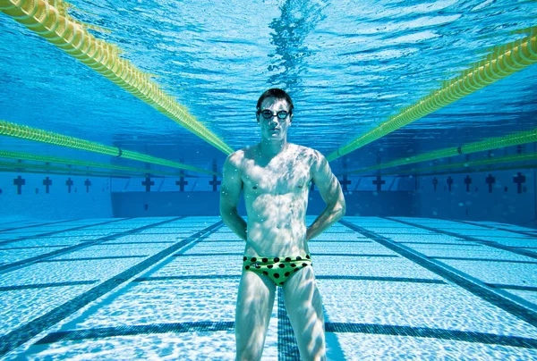 Zwemmer in zwembad onderwater — Stockfoto