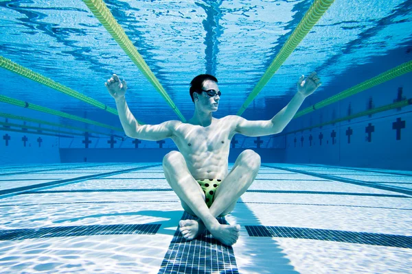 Zwemmer in zwembad onderwater — Stockfoto