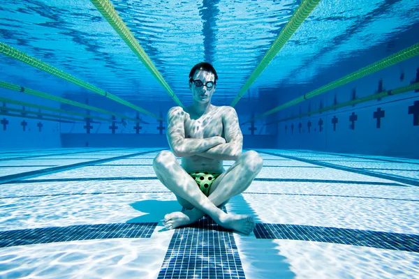 Plavec v bazénu pod vodou — Stock fotografie