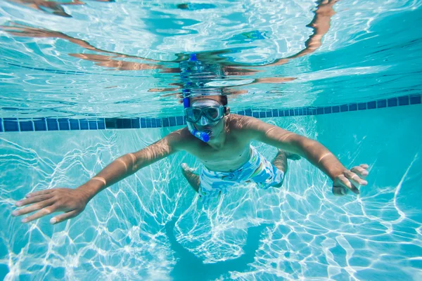 Hombre joven nadando bajo el agua en la piscina —  Fotos de Stock