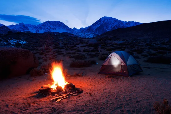 Dağlarda kamp yapmak. — Stok fotoğraf