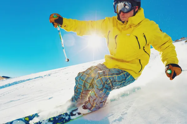 Esquiador na montanha — Fotografia de Stock