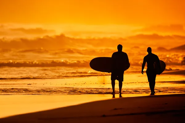 Zonsondergang surfers — Stockfoto