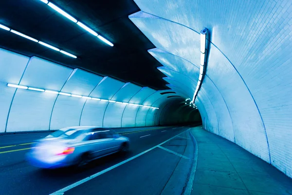 Stadttunnel, Auto bewegt sich mit Bewegungsunschärfe — Stockfoto
