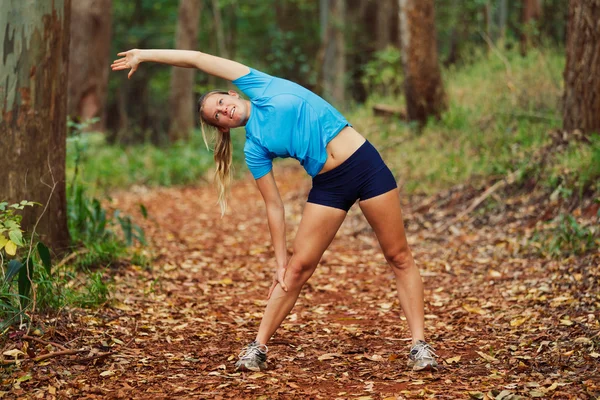 Fiatal nő nyújtás után edzést futni — Stock Fotó