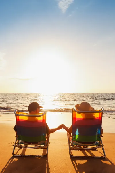 Casal romântico feliz desfrutando belo pôr do sol na praia — Fotografia de Stock