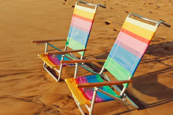 ハワイ旅行日没のコンセプトは、2 つの日没時の椅子をビーチします。 — ストック写真