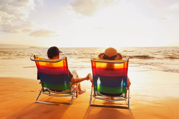 Szczęśliwa para romantyczny, ciesząc się piękny zachód słońca na plaży — Zdjęcie stockowe