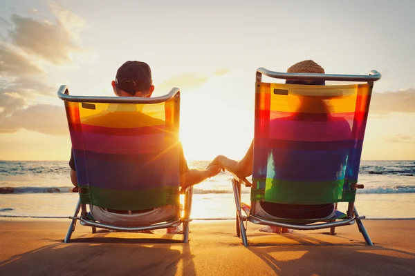 Casal romântico feliz desfrutando belo pôr do sol na praia — Fotografia de Stock