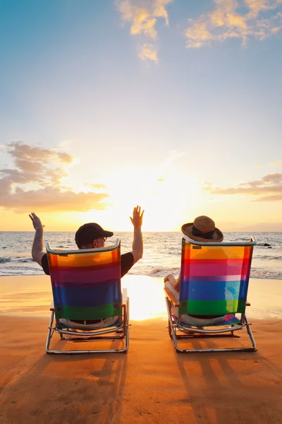 Heureux couple romantique bénéficiant d'un beau coucher de soleil à la plage — Photo