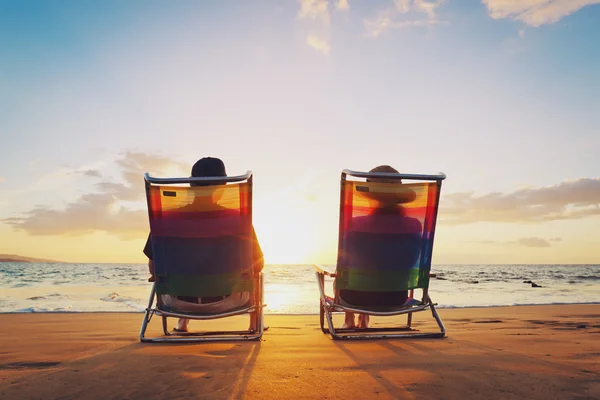浜の美しい夕日を楽しんで幸せなロマンチックなカップル — ストック写真