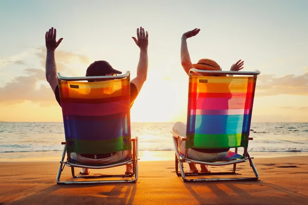 Casal romântico feliz desfrutando belo pôr do sol na praia — Fotografia de Stock